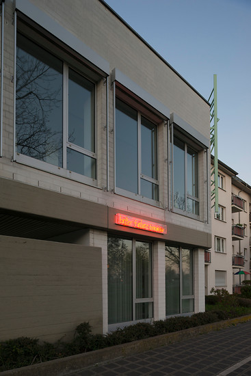 better future tomorrow ed. 2/5+1 2020 (Leuchtschrift für außen) &ndash; ca. 200 x 20 x 10 cm; Neonschrift, Acrylglas, Kabel, Trafo; Foto: Annette Kradisch