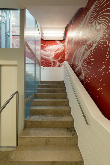 „1/32 Sekunde entfernt vom Silicon Valley", Wandzeichnung #39 , 2021 &ndash; Treppenaufgang Oechsner Galerie im Atelier- und Galeriehaus Defet; 62 qm; weißer Vinylfolien-Plot nach Tuschezeichnung auf Acryllack, Foto: Annette Kradisch