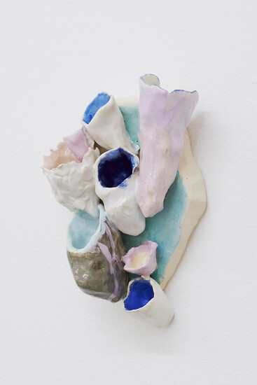 Markus Putze, Die Gefässe Gottes IX, 2023 &ndash; 29 x 16 x 7 cm; glasierte Keramik (Foto: Annette Kradisch)