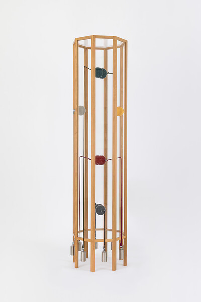 Andreas Oehlert, Division, 2017 &ndash; Messing, Lack, farbige Seile, Eichenholz, Acrylglas; 199 x 50 x 50 cm; Foto: Lukas Pürmayr
