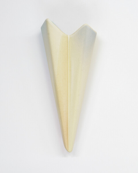 light vessel  (Ed. 18/18+4AP), 2025 &ndash; 16 x 7 x 3,5 cm; Ton gegossen, glasiert, Dekorfarbe; Foto: Studio Jasmin Schmidt