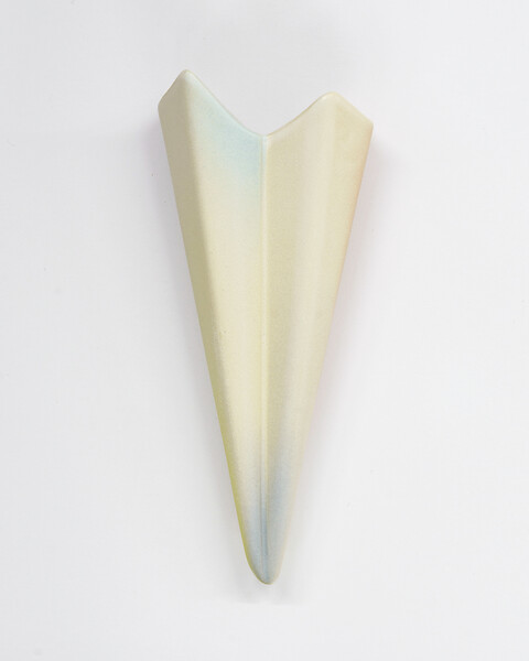 light vessel  (Ed. 7/18+4AP), 2025 &ndash; 16 x 7 x 3,5 cm; Ton gegossen, glasiert, Dekorfarbe; Foto: Studio Jasmin Schmidt