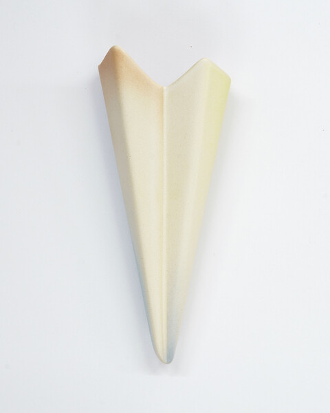 light vessel  (Ed. 2/18+4AP), 2025 &ndash; 16 x 7 x 3,5 cm; Ton gegossen, glasiert, Dekorfarbe; Foto: Studio Jasmin Schmidt