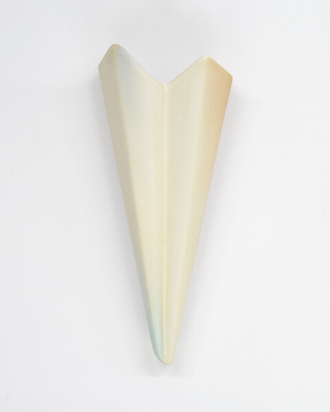 light vessel  (Ed. 13/18+4AP), 2025 &ndash; 16 x 7 x 3,5 cm; Ton gegossen, glasiert, Dekorfarbe; Foto: Studio Jasmin Schmidt