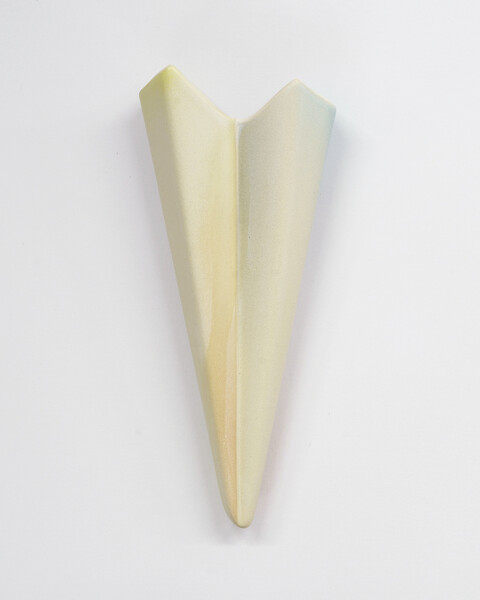 light vessel  (Ed. 5/18+4AP), 2025 &ndash; 16 x 7 x 3,5 cm; Ton gegossen, glasiert, Dekorfarbe; Foto: Studio Jasmin Schmidt