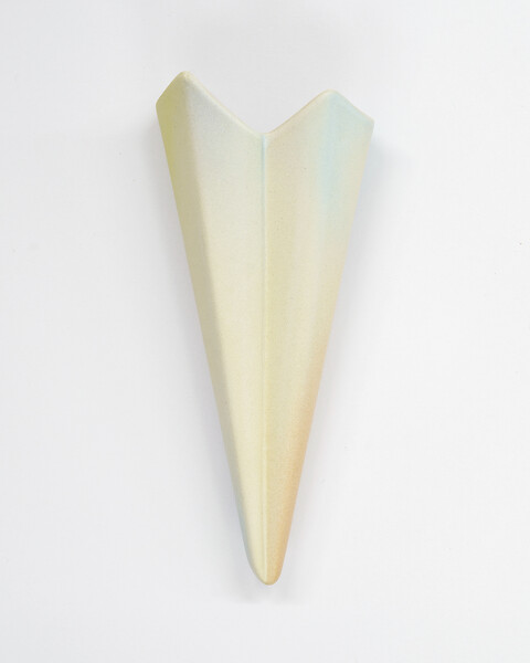 light vessel  (Ed.10/18+4AP), 2025 &ndash; 16 x 7 x 3,5 cm; Ton gegossen, glasiert, Dekorfarbe; Foto: Studio Jasmin Schmidt