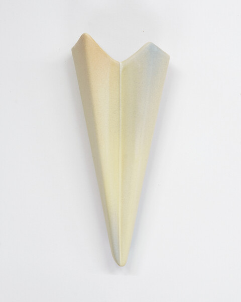 light vessel  (Ed. 3/18+4AP), 2025 &ndash; 16 x 7 x 3,5 cm; Ton gegossen, glasiert, Dekorfarbe; Foto: Studio Jasmin Schmidt