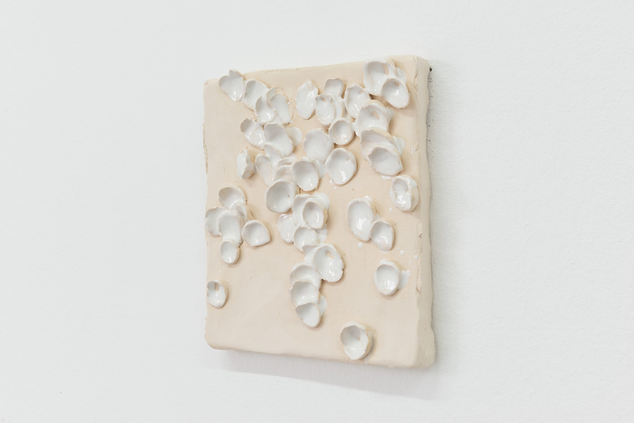 o. T. (wie Blätter im Wind), 2019 &ndash; ca. 21 x 20 x 5 cm; Keramik glasiert; Foto Annette Kradisch