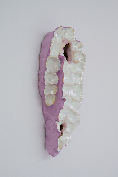 Die Stufen des Glanzes, 2023 &ndash; 22 x 8 x 4 cm; glasierte Keramik; Foto: Annette Kradisch