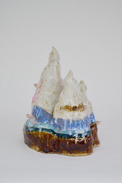 Zurück von den Bergen des Wahnsinns, 2026 &ndash; 2 x 27 x 24 cm; glasierte Keramik; Foto: Annette Kradisch