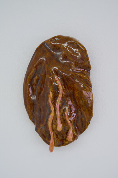 Inside I felt the warmth of your tears, 2026 &ndash; 7 x 25 x 25 cm; glasierte Keramikglasierte Keramik; Foto: Annette Kradisch