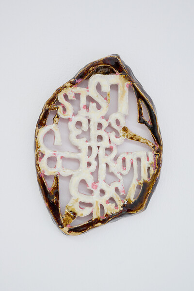 Sisters & Brothers (Außenseite), 2025 &ndash; 38 x 19,5 x 3 cm, glasierte Keramik; Foto: Annette Kradisch