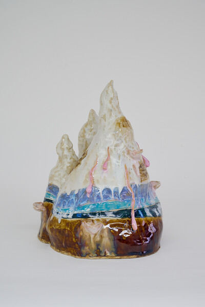 Zurück von den Bergen des Wahnsinns, 2026 &ndash; 32 x 27 x 24 cm; glasierte Keramik; Foto: Annette Kradisch