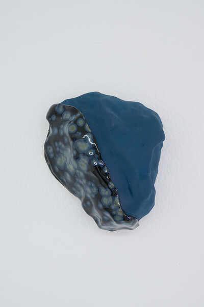 Im Inneren die Nacht, 2025 &ndash; 5 x 12 x 10 cm; glasierte Keramik; Foto: Annette Kradisch