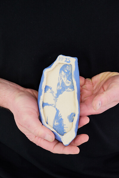 o. T., 2025 (Innenseite) &ndash; 2,5 x 17 x 18 cm; glasierte Keramik; Foto: Annette Kradisch