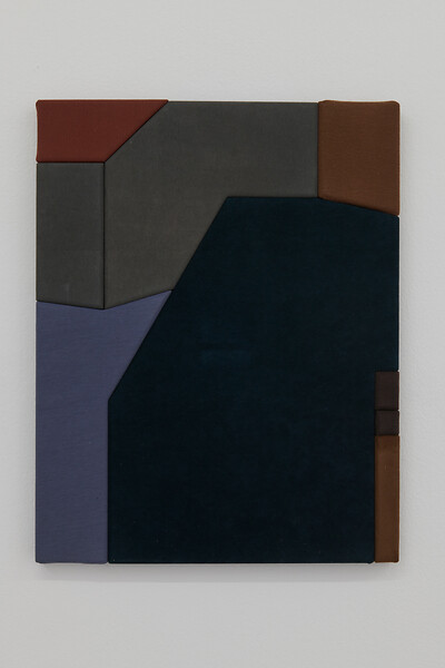 Splitter #3, Part 3, 2021 &ndash; 48 x 38 cm; Stoffe ausrangierter Kleidungsstücke auf Holzplatten; Foto: Annette Kradisch