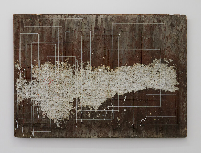 Ödes Land, 2023 &ndash; 146 x 208 x 7,5 cm; Plakatwand, weiße Wollschnur; Foto: Annette Kradisch