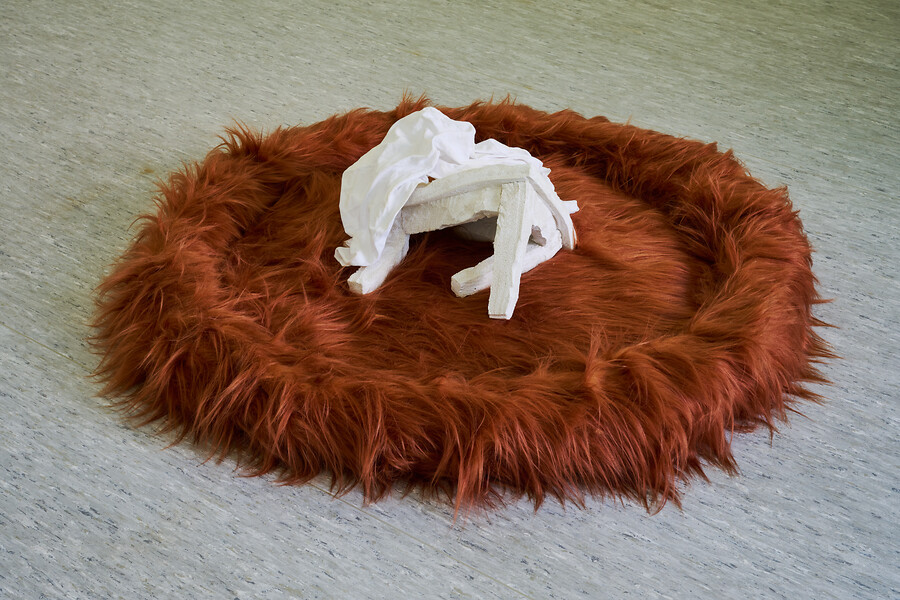 ohne Titel, 2026 &ndash; 30 x 100 x 100 cm; Kunststoff, Acrylat, Pigment; (Foto: Annette Kradisch)