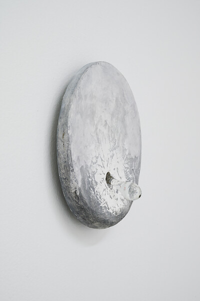 ohne Titel, 2026 &ndash; 27 x 27 x 10,5 cm; Pressspan, Kunststoff, Tinte, Glas; (Foto: Annette Kradisch)