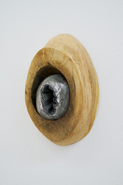 ohne Titel, 2025 &ndash; 20,5 x 13 x 9 cm; Holz, Textil, Kunststoff, Acryllack; (Foto: Annette Kradisch)