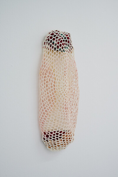 ohne Titel, 2026 &ndash; 43 x 19 x 8 cm; Papier, Kunststoff, Lackfarbe, Kunststoffgarn; (Foto: Annette Kradisch)