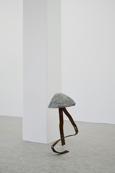 ohne Titel, 2026 &ndash; 66 x 46 x 35 cm; Stahl, Kunststoff, Acryllack; (Foto: Annette Kradisch)