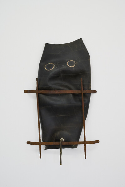 ohne Titel, 2021 &ndash; 60 x 40 x 17 cm; Stahl, Gummi; (Foto: Annette Kradisch)
