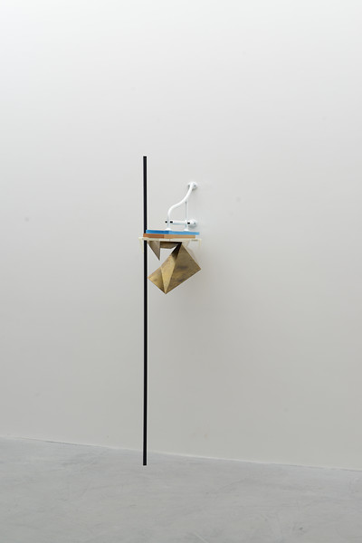 Display Devices XXII, 2018 &ndash; H 200 x T 43 x B 70 cm; Waschbeckenhalter, Messing, Acrylglas, Polyurethane, Schrauben; Foto: Atelier Sebastian Kuhn