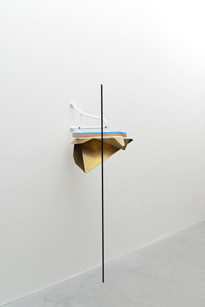 Display Devices XXII, 2018 &ndash; H 200 x T 43 x B 70 cm; Waschbeckenhalter, Messing, Acrylglas, Polyurethane, Schrauben; Foto: Atelier Sebastian Kuhn