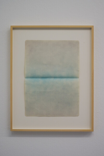 Im Nebel (Blatt 12), 2024 &ndash; 29,3 x 21 cm; Buntstiftpigment verrieben auf liniertem Papier; Foto: Annette Kradisch