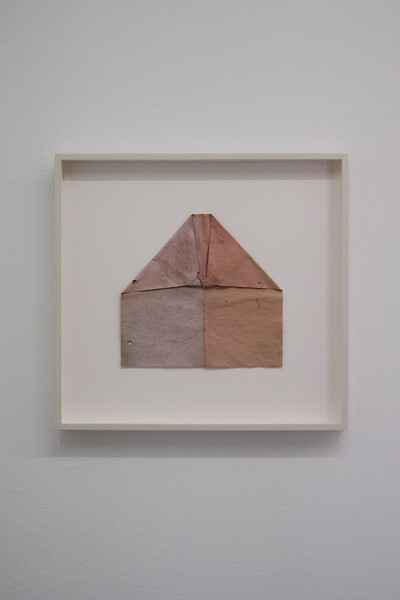 ohne  Titel (chez moi II), 2023 &ndash; 18,5 x 19,5 cm; gefaltetes Papier; Foto: Annette Kradisch