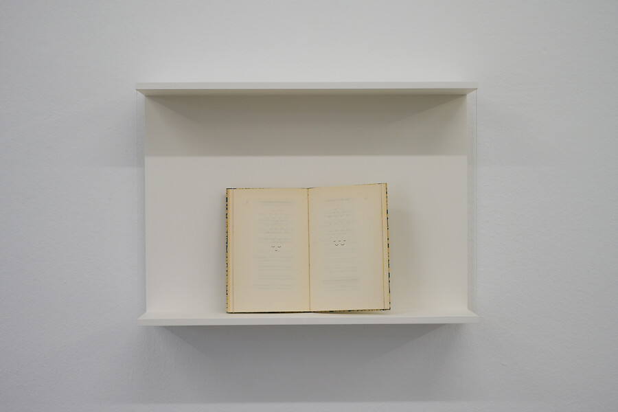 einsam zweisam, 2025, Insel Bücherei, Nr. 696, 2021 &ndash; 18,4 x 24,2 x 1 cm; mit Skalpell bearbeitet, Nylonfaden; Foto: Annette Kradisch